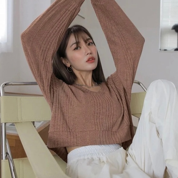 SOLD ✨HP✨NWOT shein dazy bishop sleeve tee/sweater - Picture 4 of 9